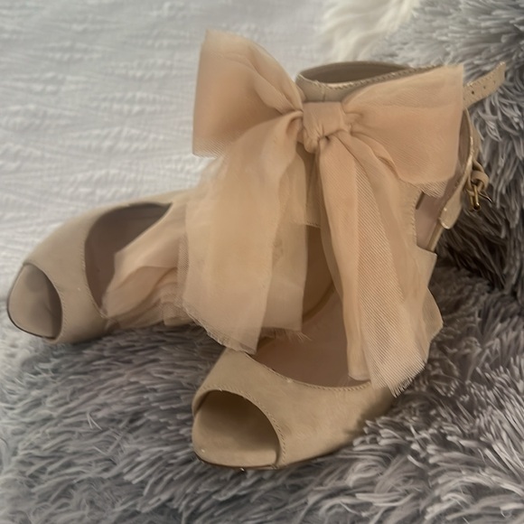 Cream, suede shoes - Picture 2 of 2